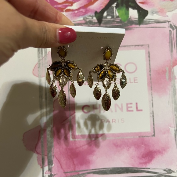 Kendra Scott | Vintage Nora Earrings in Tigers Eye Mix & Gold - Picture 3 of 4